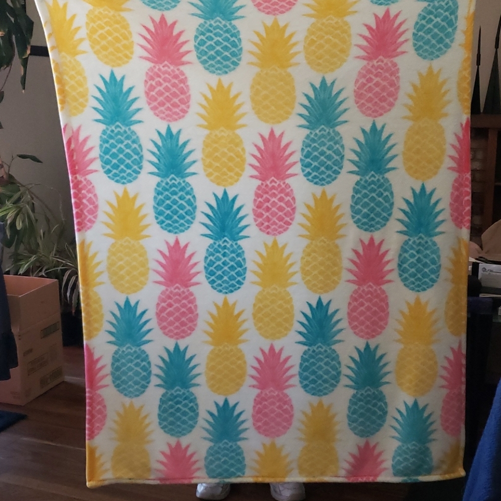 Pineapple Print Throw Blanket.